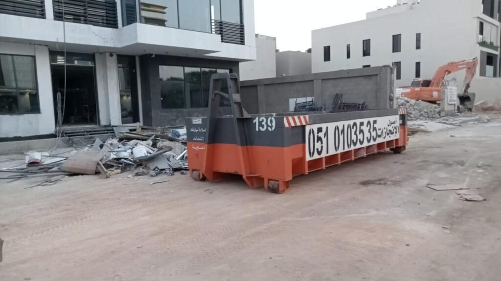 مواد ممنوع رميها في حاويات النفايات مثل المواد الخطرة