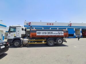 شاحنة نقل حاويات نفايات من أصول الإنجازات في الرياض تحمل حاوية إيجار مع رقم التواصل.